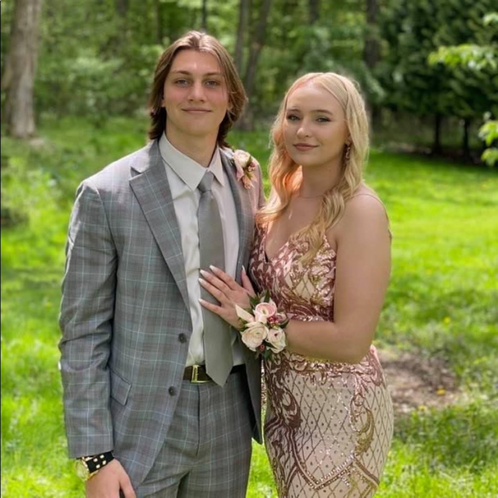 Selling my prom dress! It’s a size large. Bought for 100 give your best offer !